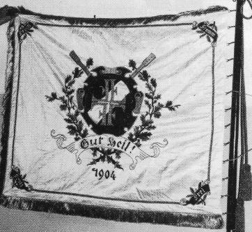 Historische Vereinsfahne mit der Aufschrift Gut Heil und der Jahreszahl 1904