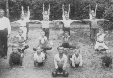 Turngruppe bei gemeinsamen Übungen im Freien