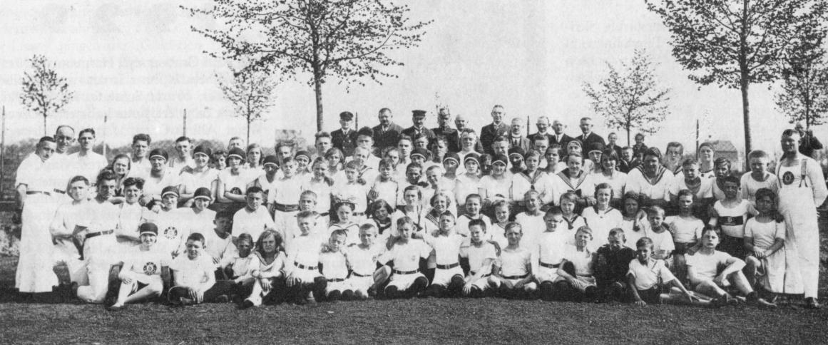 Große Gruppe von Sportlerinnen und Sportlern bei einer Veranstaltung im Freien