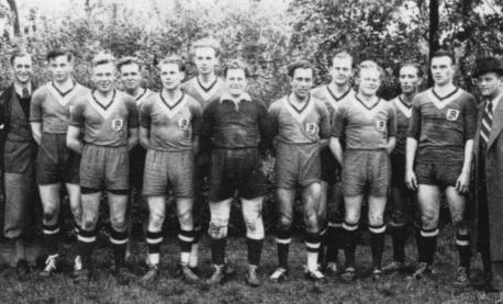 Historische Fußballmannschaft mit Betreuern